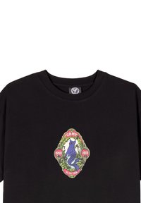 Camiseta de algodón negra con un gráfico central: un gato azul con cola de sirena, rodeado de un borde decorativo con elementos de texto.