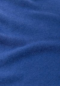 Tissu tricoté bleu avec une texture lisse, présentant un motif côtelé fin et une couleur uniforme partout. Idéal pour les vêtements et les articles d'ameublement doux.