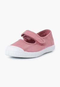 Zapato de lona rosa con suela de goma blanca y puntera, que cuenta con una sola tira de Velcro en la parte frontal para un ajuste seguro.