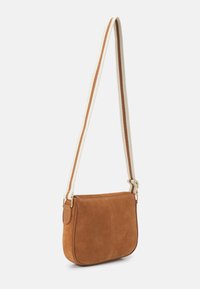 Borsa a tracolla in suede marrone con un design piatto, caratterizzata da una tracolla in tessuto a righe di colore chiaro e dettagli in metallo dorato.