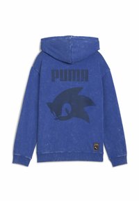 Felpa con cappuccio blu con testo "PUMA" in nero e grafica del siluetto di Sonic the Hedgehog sul retro, e un piccolo patch Puma vicino all'orlo.