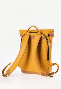 Gelber Rolltop-Rucksack mit braunen Lederakzenten, doppelten verstellbaren Riemen, vorderer Reißverschlusstasche und glattem, strapazierfähigem Material.