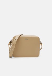 Borsa a spalla in pelle beige con forma rettangolare, tracolla regolabile e dettaglio logo in argento. Texture liscia e design minimalista.