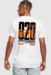 Tricou din bumbac alb, cu grafica text neagră și portocalie pe spate, inclusiv numere și caractere japoneze, având o croială lejeră.