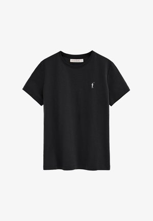 T-shirt noir à manches courtes avec col rond, petit logo blanc de joueur de polo sur le côté gauche de la poitrine et étiquette "POLO CLUB" à l'intérieur du col.