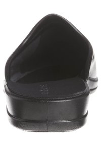 Sort slip-on sko, flad design, glat læderoverflade, afrundet bag, minimal syning, struktureret sål med en let glans.