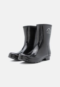 Botas de chuva de borracha pretas com acabamento brilhante, apresentando um bico arredondado, sola plana e logótipo da marca em relevo na lateral.