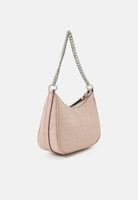 Rosa Lederhandtasche mit einem silbernen Kettenriemen, ausgestattet mit einem strukturierten Muster und einem Reißverschluss. Abgerundete Form mit einem dezenten Glanz.