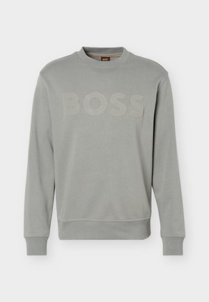 Sweatshirt gris clair à manches longues avec col rond, poignets et ourlet côtelés, logo "BOSS" en relief sur la poitrine, et petite étiquette au niveau du cou.
