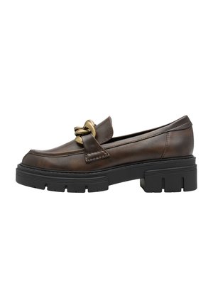 Mocassin en cuir marron avec une semelle noire épaisse et des éléments décoratifs en or. Présente un bout rond et des détails cousus le long du bord.