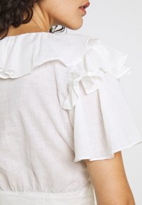 Camicetta Trendyol Bianca Con Scollo A V - 95% Cotone, 5% Elastan, Made Turchia