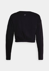 Top cropped a maniche lunghe in tessuto nero unito. Presenta un orlo arricciato e un'etichetta posizionata sul retro del collo. Texture morbida.