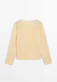 Maglione beige chiaro a maniche lunghe con scollo rotondo e orlo dritto, esposto piatto su uno sfondo bianco mostrando il retro.