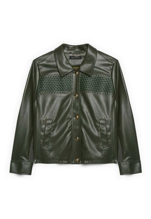 Giacca verde scuro in ecopelle con chiusura a bottoni, due tasche frontali e pannello orizzontale testurizzato sul petto.