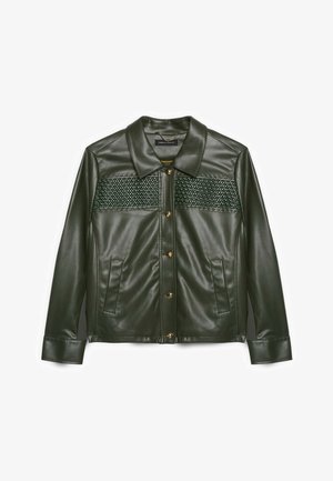 Donkergroene nepleren jas met knoopsluiting, twee voorzakken en een getextureerd horizontaal paneel over de borst.