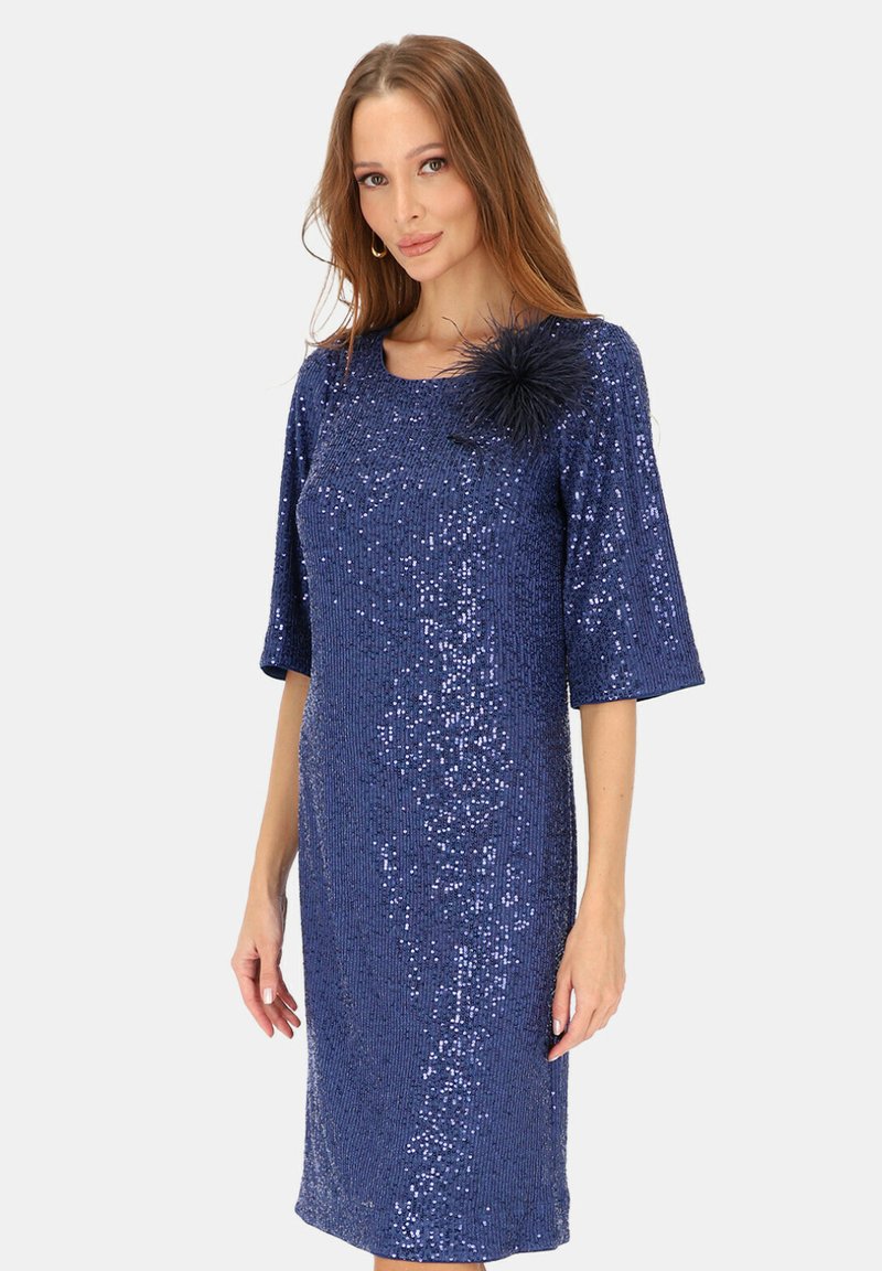 Granatowa sukienka z cekinami, z rękawami do łokci, dopasowaną sylwetką, teksturowaną powierzchnią oraz ozdobnym czarnym akcentem w postaci piór na ramieniu.