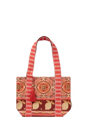Sac fourre-tout avec de larges anses rayées rose et corail, motif floral et agrumes dans des tons de rouge, orange et beige, et un accessoire pompon rouge.