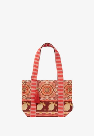 Sac fourre-tout avec de larges anses rayées rose et corail, motif floral et agrumes dans des tons de rouge, orange et beige, et un accessoire pompon rouge.
