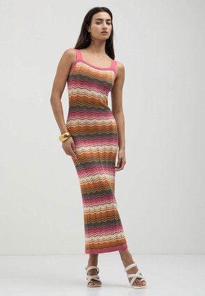 Strickkleid im Maxiformat, figurbetont mit einem Zickzackmuster in Orange, Pink und Grün. Mit schmalen Schulterträgern und einer glatten Textur.