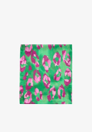 Jasně zelený kus látky s výrazným růžovým a fialovým abstraktním leopardím vzorem.