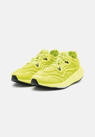 adidas by Stella McCartney ULTRABOOST SPEED - Hardloopschoenen voor op de weg - shock slime/core black