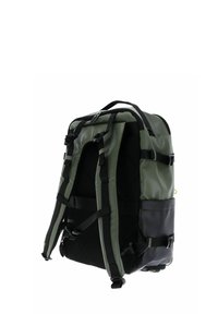 Sac à dos fabriqué en matériau imperméable vert et noir, doté de bretelles réglables, d'un panneau arrière matelassé et de plusieurs boucles et poches.