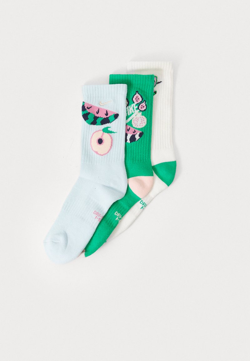 Três pares de meias de cano curto: azul claro com desenhos de frutas, verde com padrões florais e branco com detalhes verdes. Textura canelada.