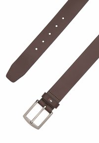 Bruine leren riem met een rechthoekige zilveren metalen gesp, voorzien van meerdere gaten voor maataanpassing en een klein logo accent nabij de gesp.
