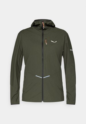 Grüne leichte Jacke mit Kapuze, Frontreißverschluss und orangefarbenen Akzenten. Verfügt über ein reflektierendes Detail und ein einfaches Logo auf der Brust.