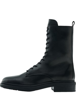 Schwarzer Leder-Schnürstiefel mit rundem Zeh, niedrigem Absatz und Zuglasche hinten.
