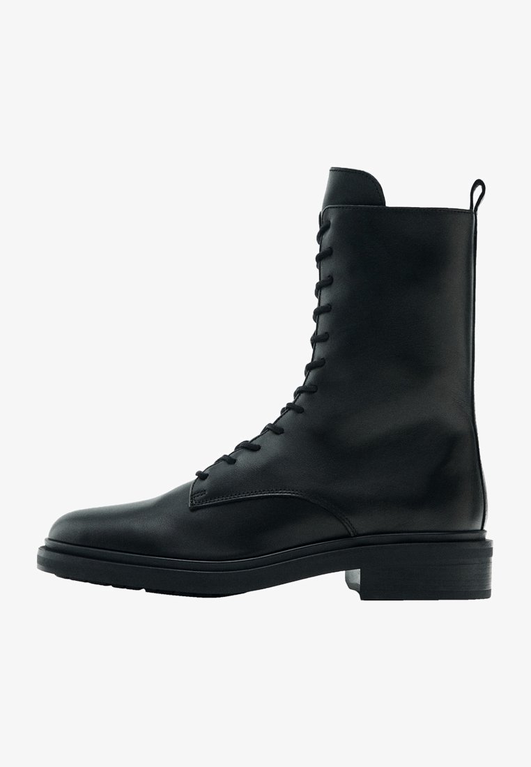 Bottine noire en cuir à lacets avec bout arrondi, talon bas et languette à l'arrière.