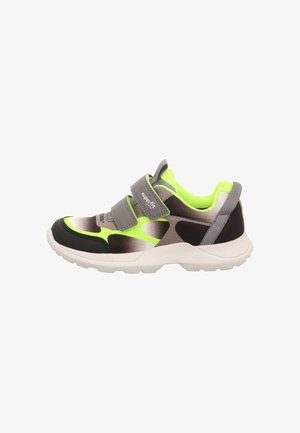 Kinderschuhe mit grauem, schwarzem und neongrünem Mesh-Obermaterial, Velcro-Riemen, dämpfender Sohle und strukturiertem Profil für besseren Halt.