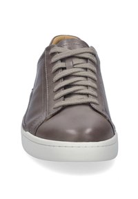 Sneaker in pelle grigia con una finitura liscia, dotate di punta tondeggiante, suola in gomma bianca piatta e lacci grigi. Design semplice con minime accentuazioni.