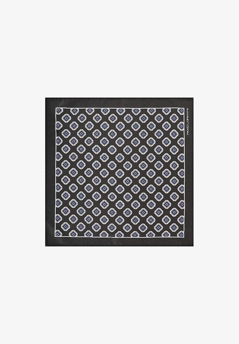 Czarny jedwabny szalik z wzorem w romby w odcieniach niebieskiego i białego. Wykończony białą obwódką i logotypem w rogu.
