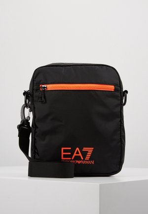 Kompakt sort skuldertaske med orange lynlås og EA7 Emporio Armani-logo trykt i orange på frontlommen.