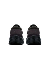 Scarpe da ginnastica nere e viola con una tomaia texturizzata, colletto imbottito e suole nere spesse dotate di modelli di trazione evidenti.
