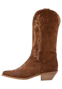 Brun ruskinds cowboystøvle med spids tå, dekorative hvide syninger og en stablet hæl. Har en sidelomme til nem påtagning.