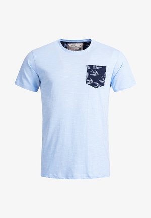 T-shirt à manches courtes bleu clair en tissu doux, avec une poche marine ornée d'un motif imprimé d'oiseaux. Encolure ronde, coupe décontractée.