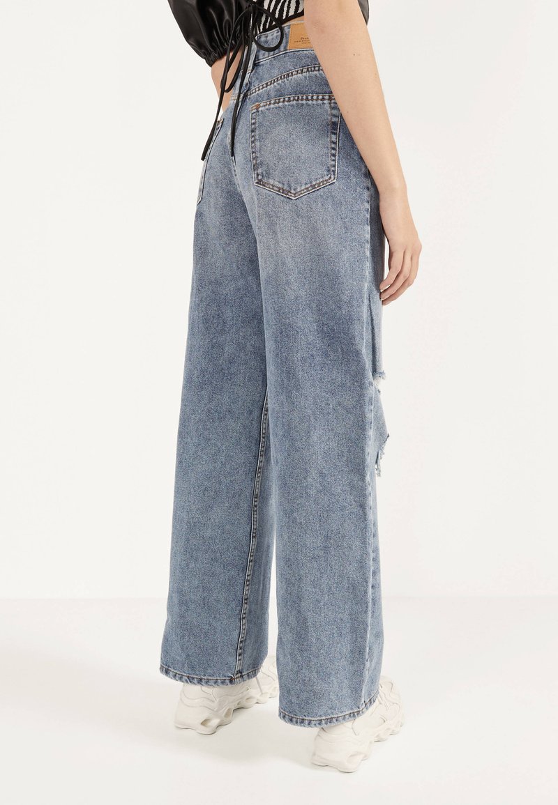 Bershka Mit Schlaghose Und Rissen Relaxed Fit Jeans Blue Denim Zalando De