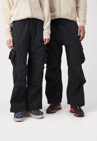 Jack & Jones JPSTPARACHUTE JJZAYN UNISEX - Cargobyxor - black