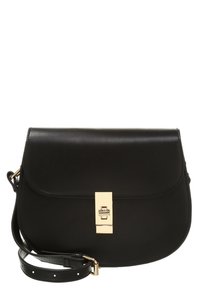 Borsa a spalla in pelle nera con pattina arrotondata, chiusura in metallo dorato e tracolla regolabile. Texture liscia e design minimalista.