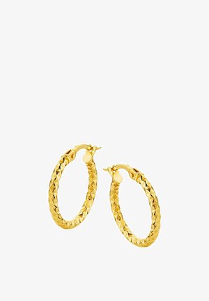 Zlaté kruhové náušnice s opletenou textúrou, vybavené zacvakávacím zapínaním a hladkým, lesklým povrchom. Okrúhly tvar, stredná veľkosť.