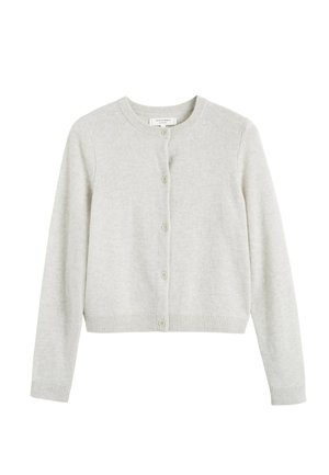 Hellgraue Wollstrickjacke mit Rundhalsausschnitt, langen Ärmeln, durchgehender Knopfleiste sowie gerippten Bündchen und Saum. Weiche Textur mit figurbetontem Schnitt.