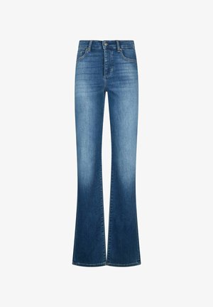 Jean évasé bleu clair en denim, avec une taille haute, cinq poches, un léger délavage aux cuisses et des détails cousus.