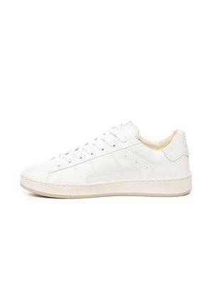 Sneakers bianchi in pelle con texture liscia, punta rotonda, suola piatta in gomma e design minimalista. Presentano sei passanti e cuciture discrete.