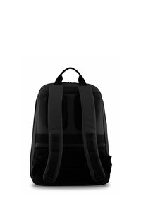 Zaino nero con spallacci imbottiti, ampio compartimento principale, tessuto testurizzato e maniglia superiore per il trasporto. Design minimalista.