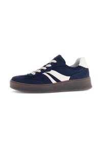 Sneaker bleu marine avec rayures blanches sur les côtés, lacets beiges, languette blanche au talon et semelle épaisse marron, présenté de côté sur fond blanc.