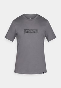 Γκρι κοντομάνικη μπλούζα από λείο ύφασμα με σκούρο γκρι ορθογώνιο λογότυπο στο κέντρο που φέρει το κείμενο "5.10".