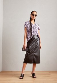 Esprit V NECK - T-shirt con stampa - lavender
