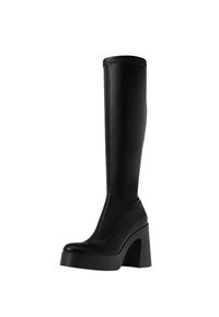 Botte noire en cuir vegan, hauteur genou, avec un large talon, une texture lisse, un bout arrondi et un minimum de coutures décoratives.